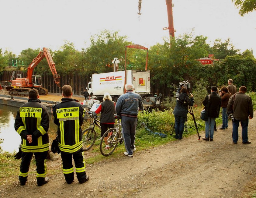 LKW faehrt in den Rhein Langel Hitdorf Faehre P454.JPG